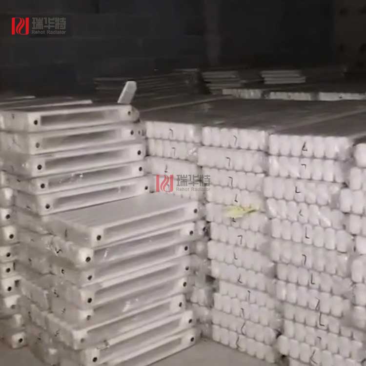 暖氣片運輸至工地,點數(shù)確認(rèn)中